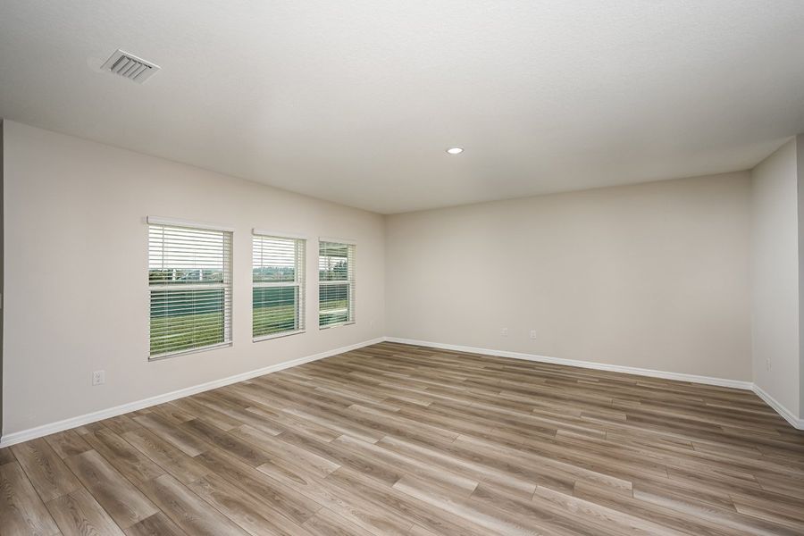 Spacious, unfurnished interior of a new home in Pasadena Ridge, Dade City (Image 13).