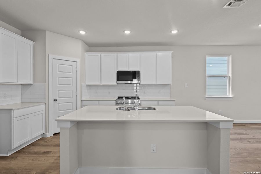 Furnished interior view inside a new home in Hiddenbrooke, Seguin (Image 12).