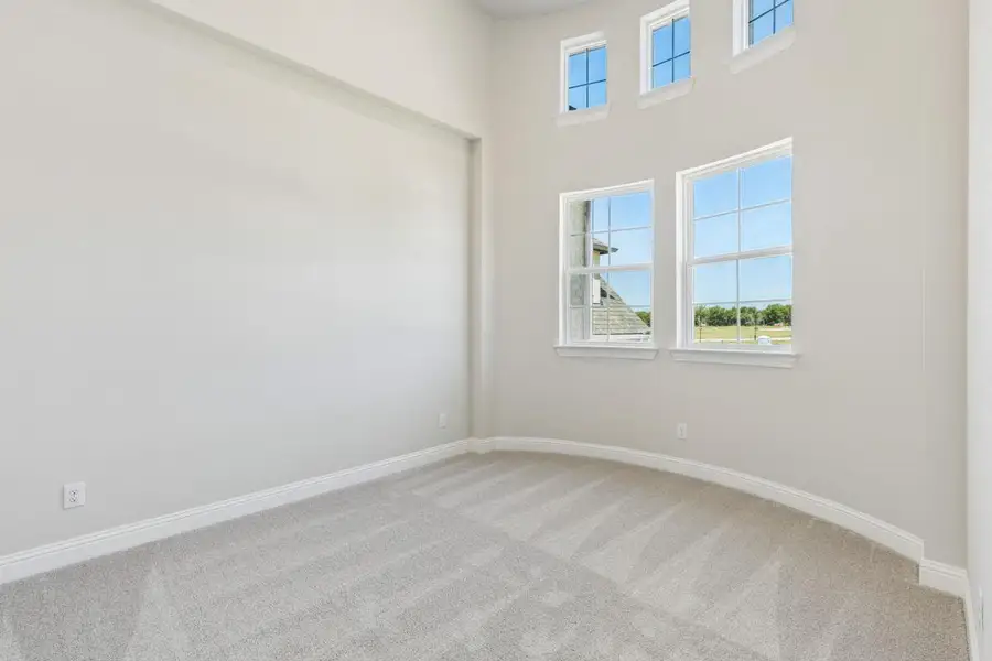 Spacious, unfurnished interior of a new home in Heath Golf & Yacht Club, Heath (Image 21).