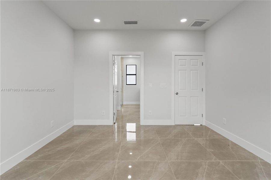 Spacious, unfurnished interior of a new home in , Lehigh Acres (Image 12).