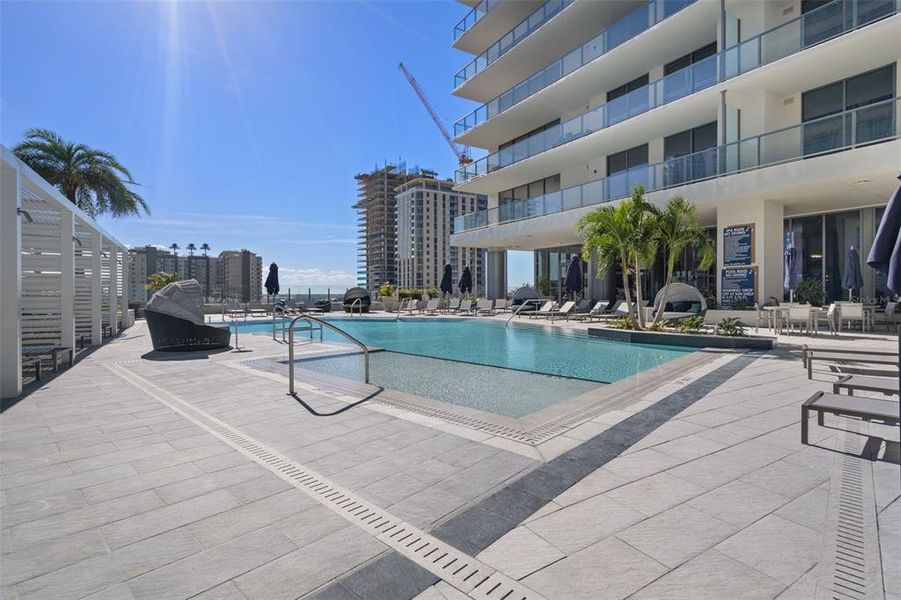 Condo located in St. Petersburg, FL showcasing its design and architecture (Image 24).