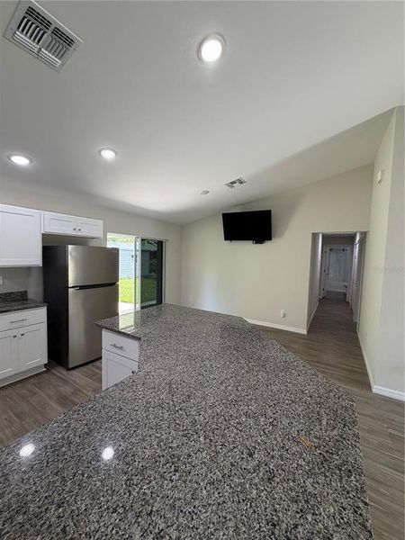 Spacious, unfurnished interior of a new home in , Port Charlotte (Image 19).