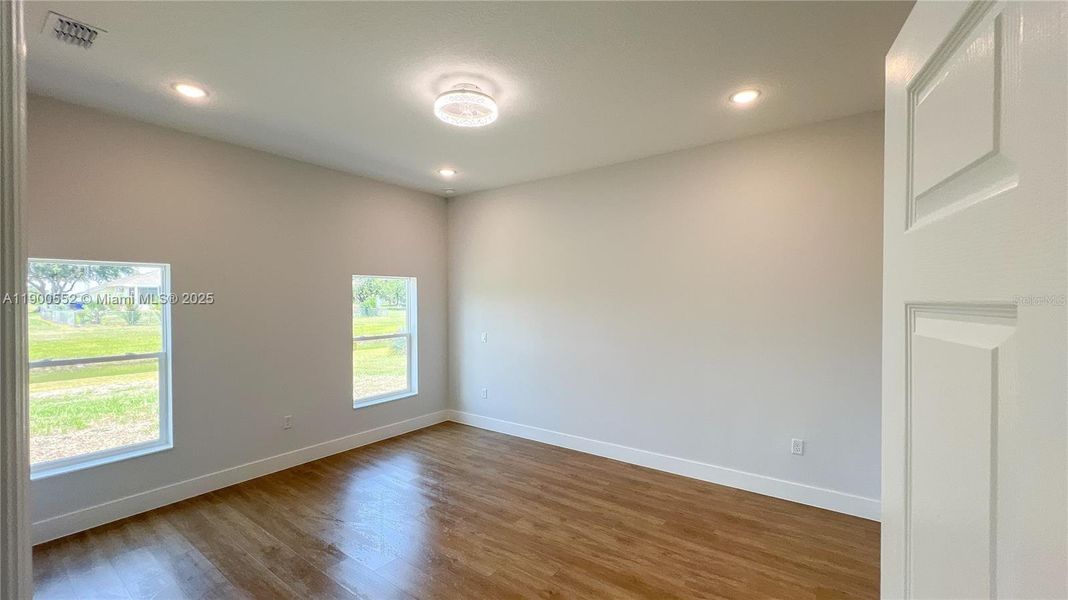 Spacious, unfurnished interior of a new home in , Sebring (Image 16).