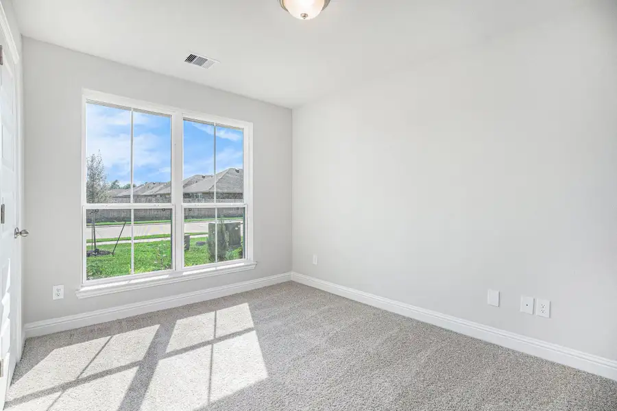Spacious, unfurnished interior of a new home in Kiber Reserve, Angleton (Image 9).