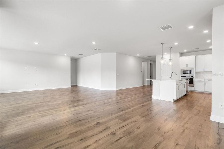 Spacious, unfurnished interior of a new home in Chapel Crossings, Wesley Chapel (Image 20). Spacious, unfurnished interior of a new home in Chapel Crossings, Wesley Chapel (Image 20).