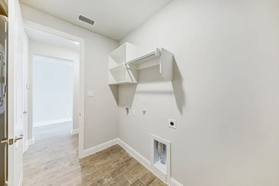 Representative unfurnished interior of a home built from the Nueces by UnionMain Homes in Lake Breeze, Lavon (Image 43).