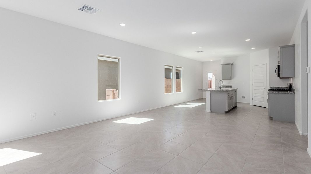Spacious, unfurnished interior of a new home in Blackhawk, Tucson (Image 20).