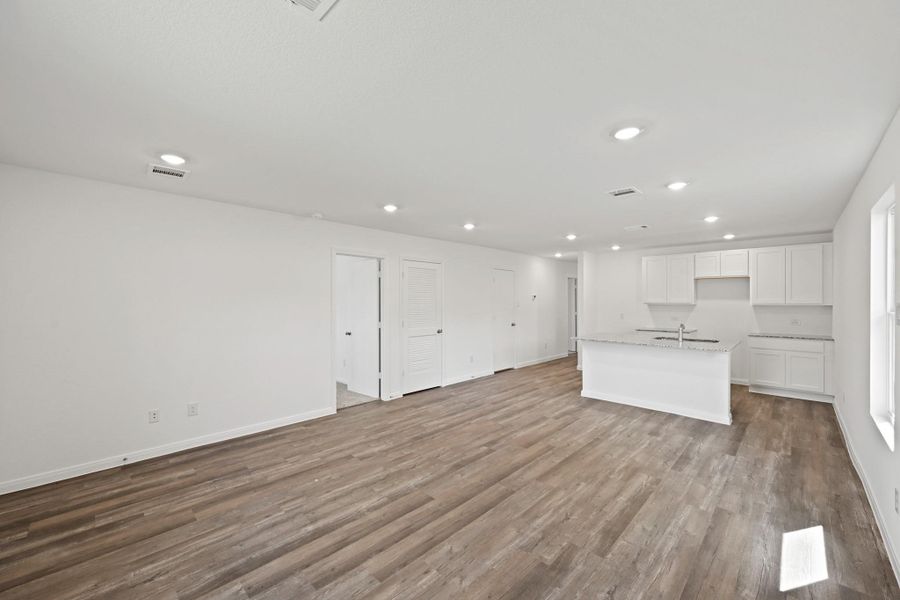 Spacious, unfurnished interior of a new home in , Conroe (Image 11).