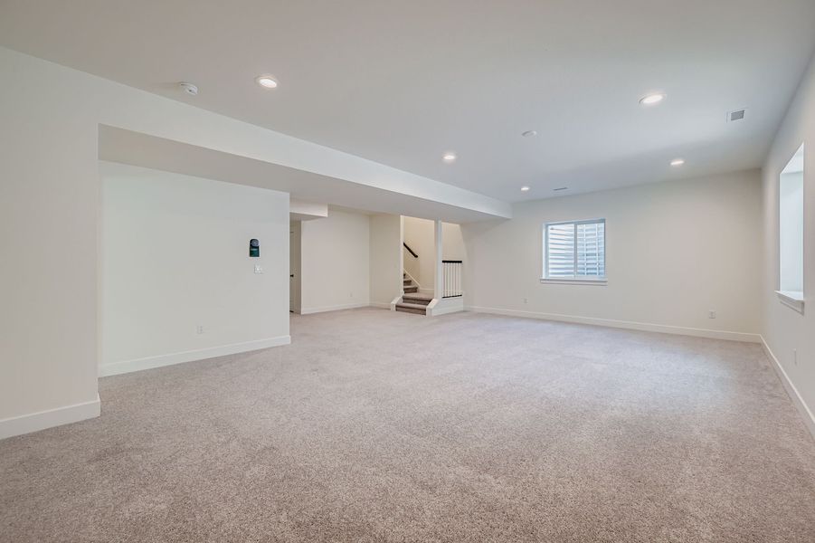 Spacious, unfurnished interior of a new home in Sterling Ranch 50s, Colorado Springs (Image 25).
