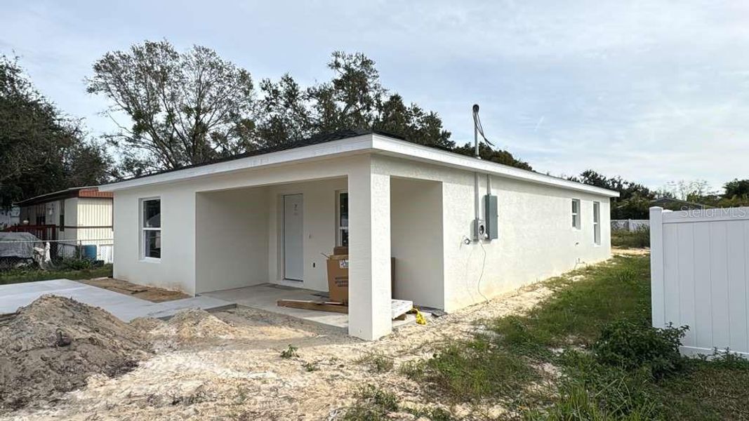 Exterior details and patio area of a home in , Lakeland (Image 9).