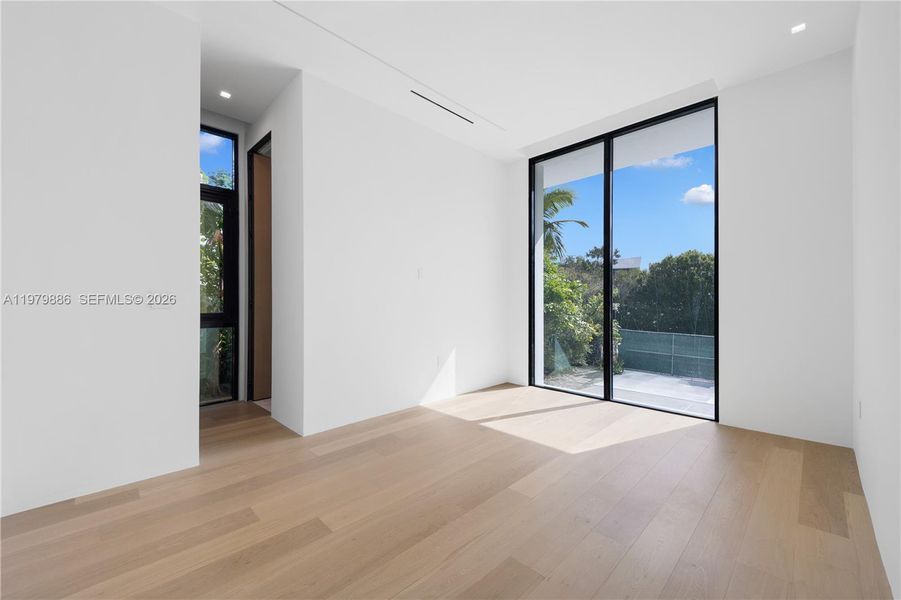 Spacious, unfurnished interior of a new home in , Miami Beach (Image 38).