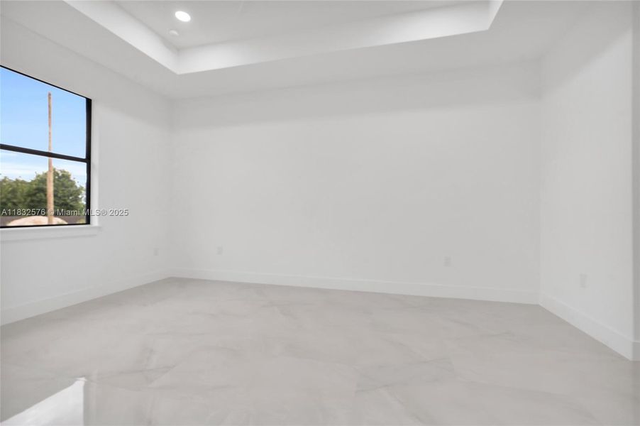 Spacious, unfurnished interior of a new home in , Lehigh Acres (Image 24).