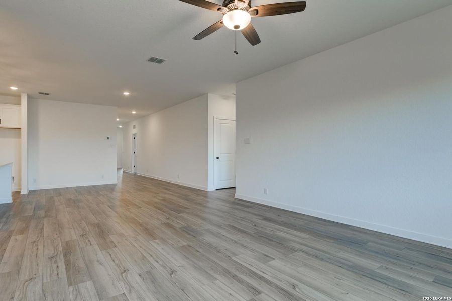 Spacious, unfurnished interior of a new home in Nopal Valley, San Antonio (Image 32).