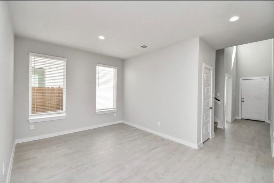 Spacious, unfurnished interior of a new home in Telge Ranch, Cypress (Image 31).