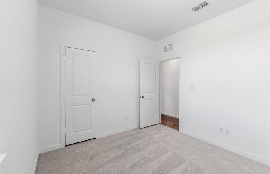 Spacious, unfurnished interior of a new home in Sunfield, Buda (Image 18).