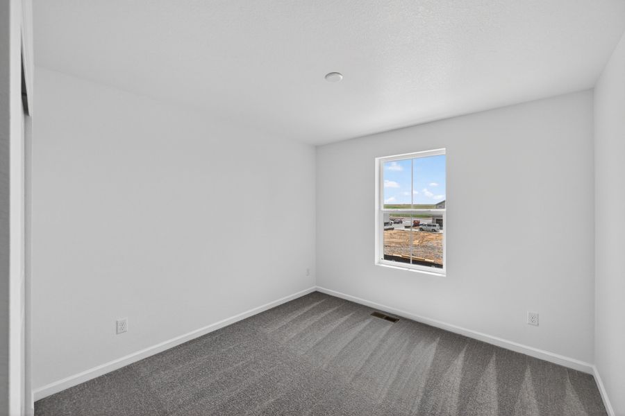 Spacious, unfurnished interior of a new home in Sky Ranch, Aurora (Image 13).