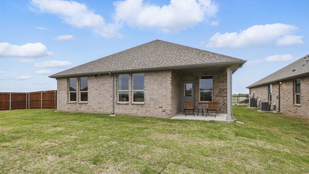 Exterior details and patio area of a home in Saratoga, Granbury (Image 3).