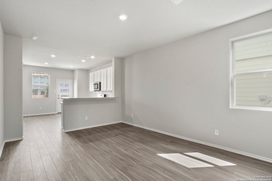 Spacious, unfurnished interior of a new home in Blue Ridge Ranch, San Antonio (Image 17).