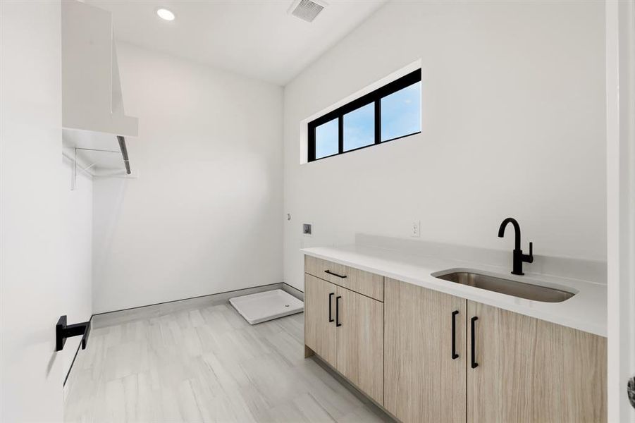 Furnished interior view inside a new home in , Dallas (Image 34).