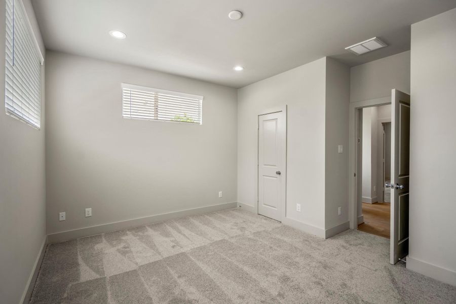 Spacious, unfurnished interior of a new home in , Houston (Image 31).