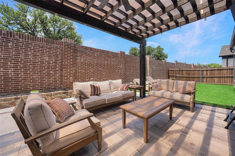 Exterior details and patio area of a home in , Irving (Image 19).