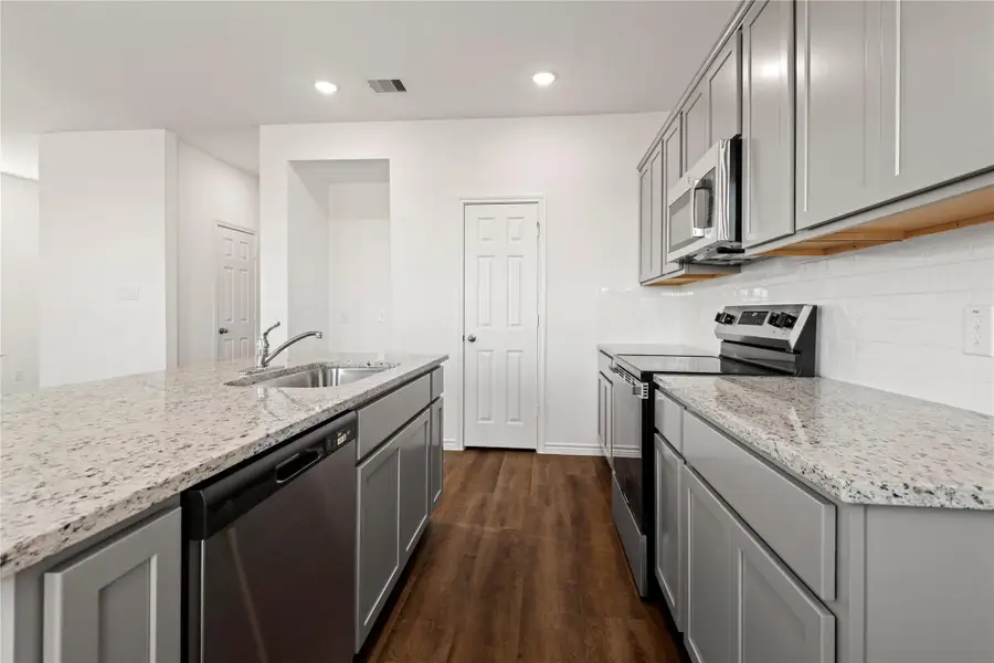 Photo for visual purposes. Colors and selections will vary.