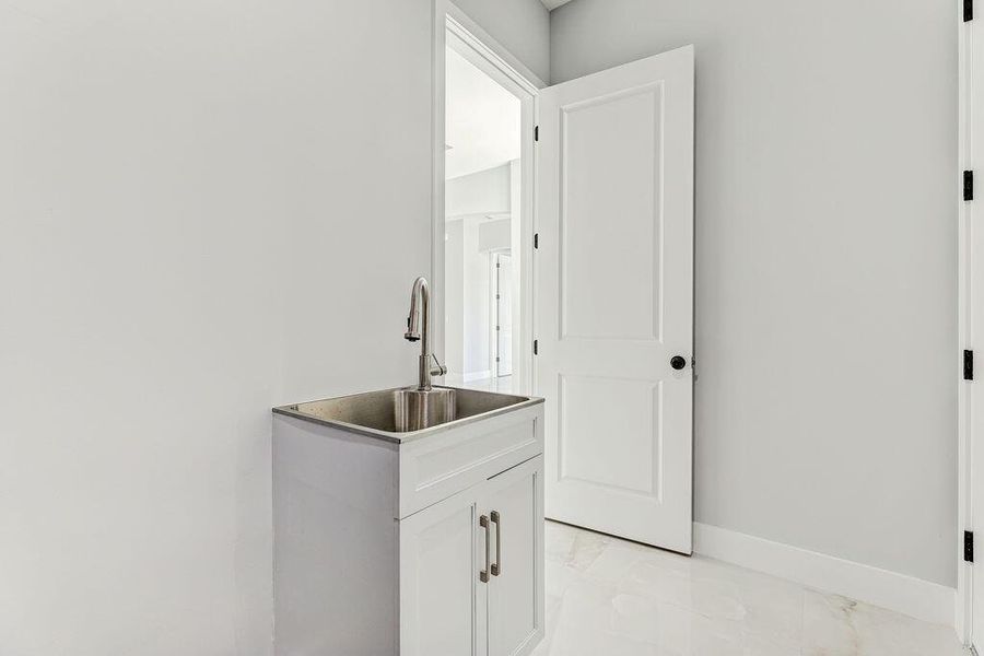 5DM40126_27_28_29_30Interior01