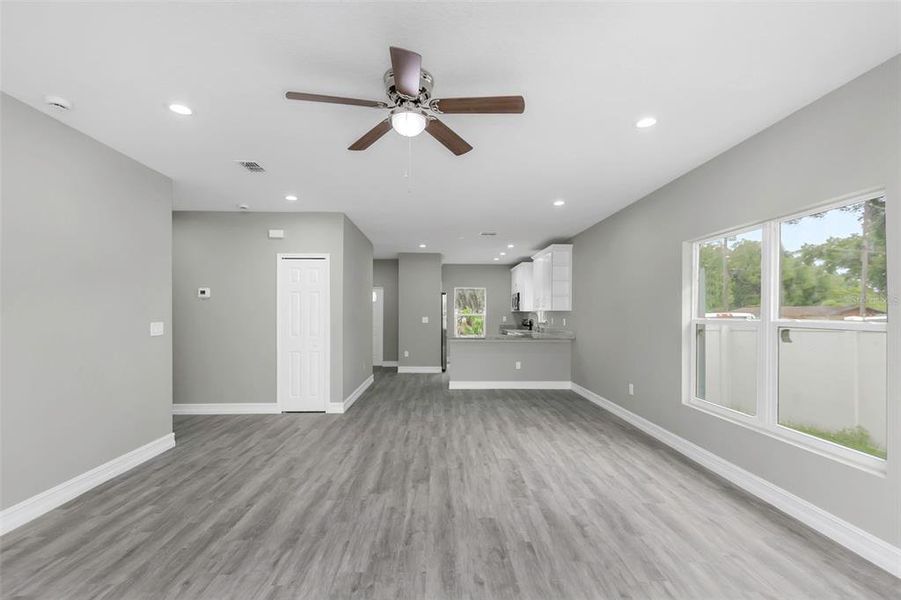 Spacious, unfurnished interior of a new home in , Tampa (Image 30).
