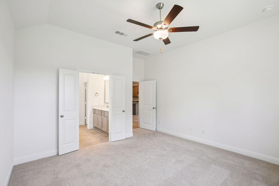 Spacious, unfurnished interior of a new home in Evergreen 40', Conroe (Image 34).