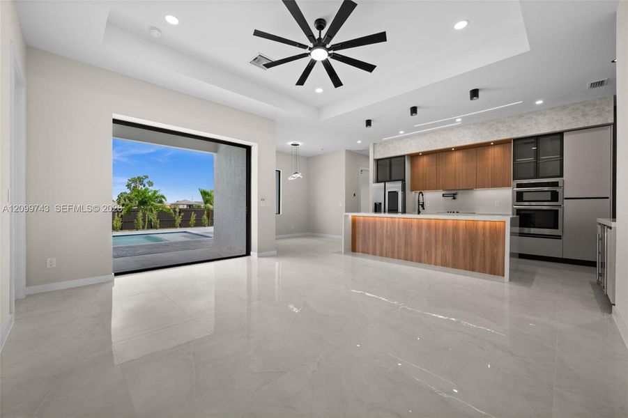 Spacious, unfurnished interior of a new home in , Cape Coral (Image 23).