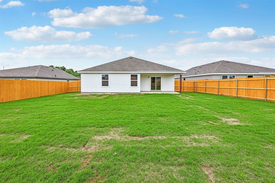 Exterior details and patio area of a home in Middlefield Village, Dallas (Image 3).
