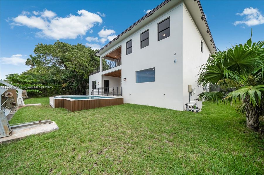 Exterior details and patio area of a home in , Fort Lauderdale (Image 33).