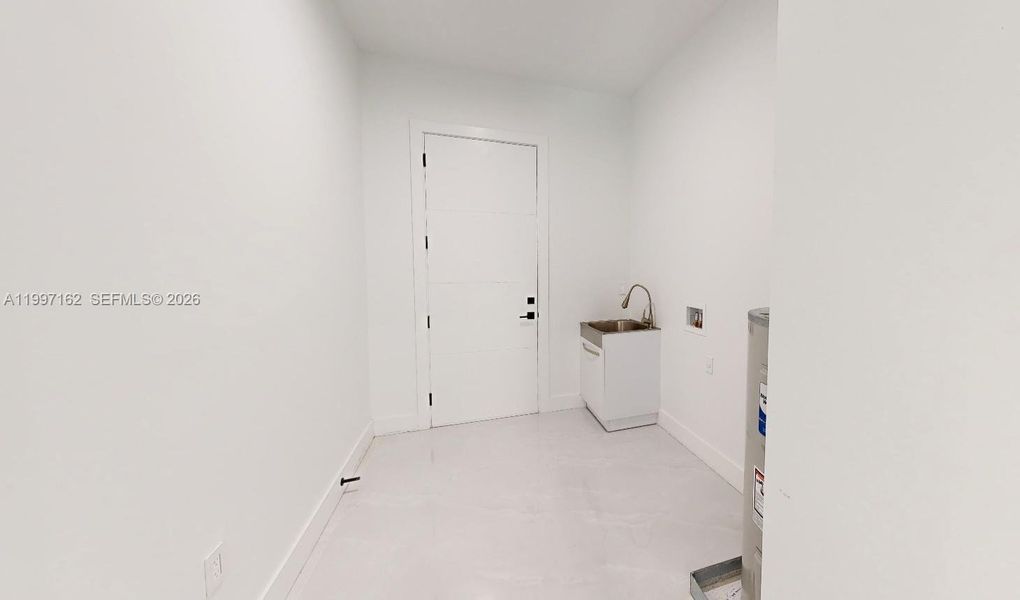 Spacious, unfurnished interior of a new home in , Naples (Image 42).