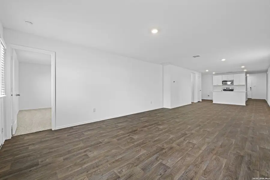 Spacious, unfurnished interior of a new home in Stonehill, San Antonio (Image 20).