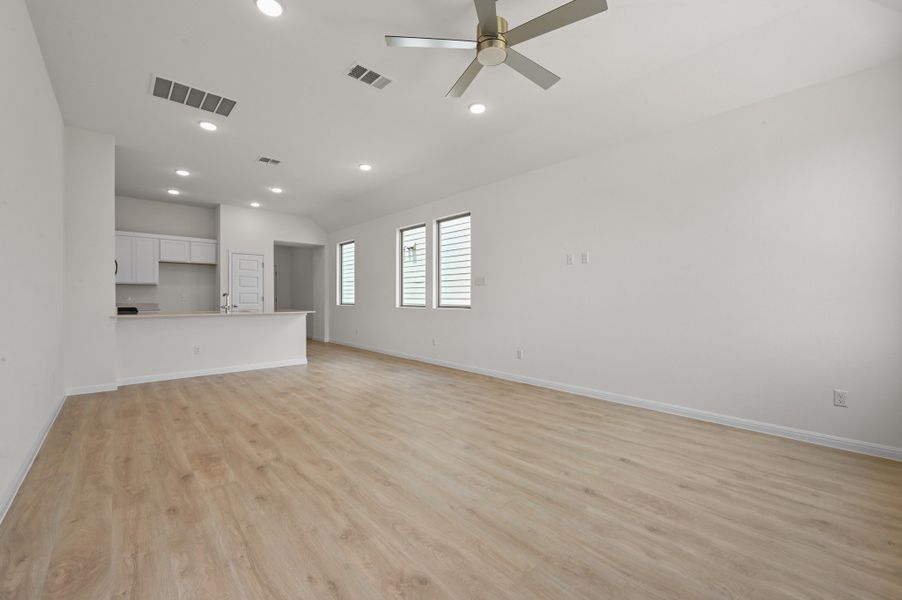 Spacious, unfurnished interior of a new home in Trinity Ranch, Elgin (Image 20).