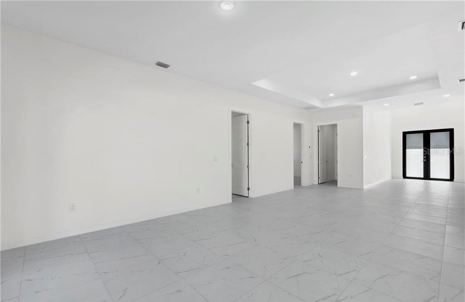 Spacious, unfurnished interior of a new home in , Cape Coral (Image 29).