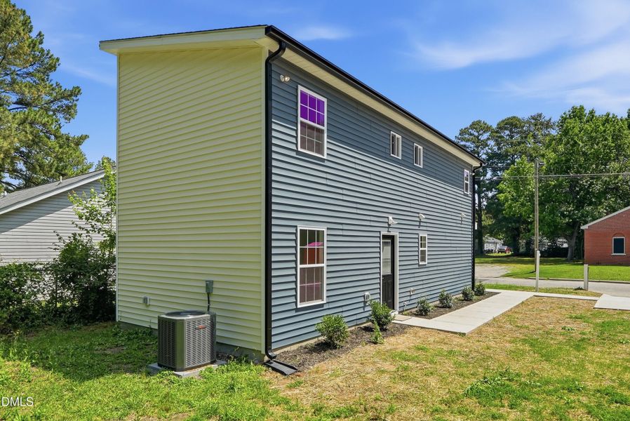 516 Singletary St SE-54