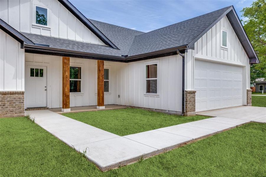 Exterior details and patio area of a home in , Granbury (Image 20).