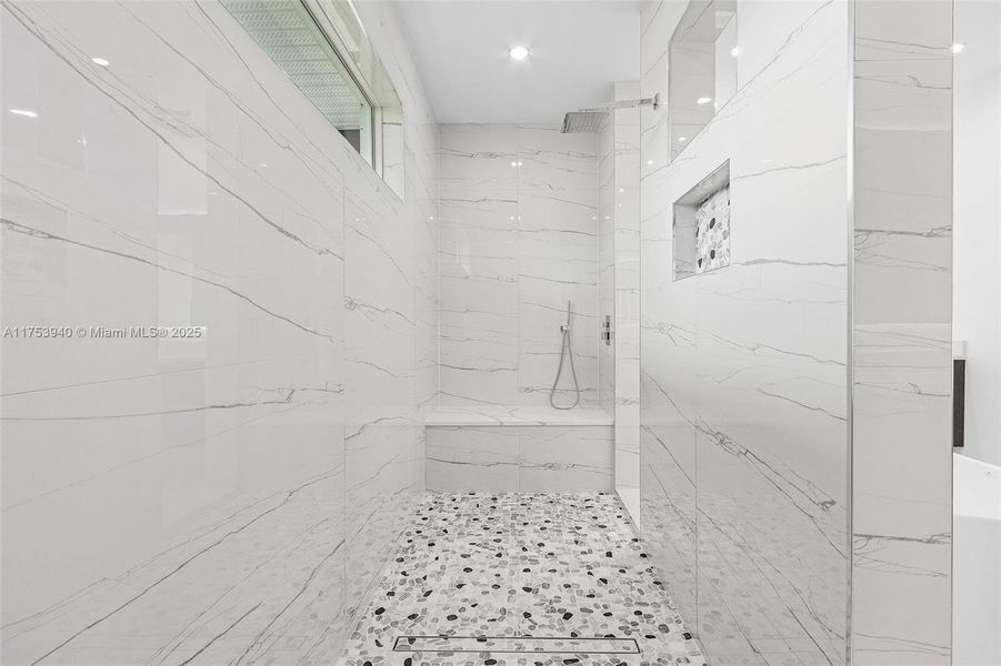 Spacious, unfurnished interior of a new home in , Cape Coral (Image 14).