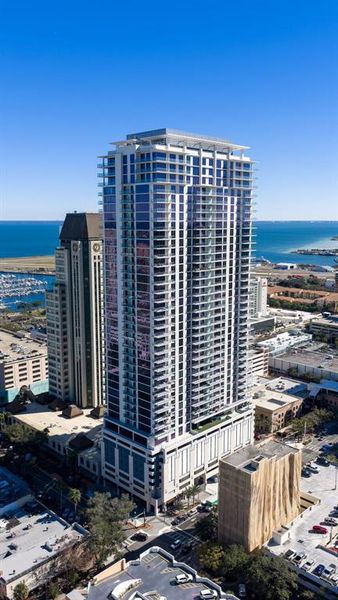 Condo located in St. Petersburg, FL showcasing its design and architecture (Image 35).