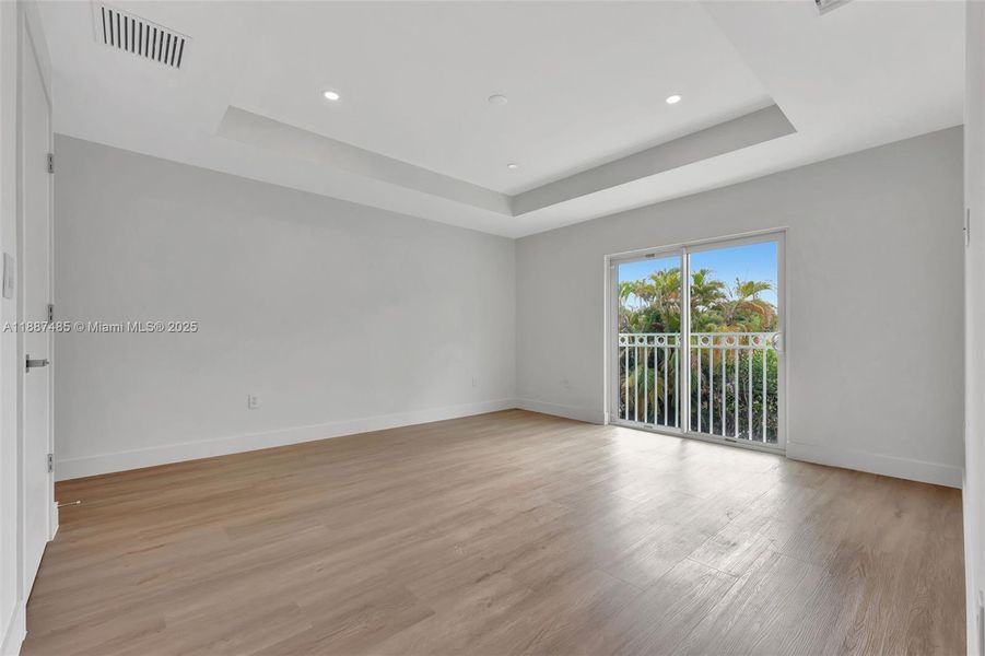 Spacious, unfurnished interior of a new home in , Coral Springs (Image 13).