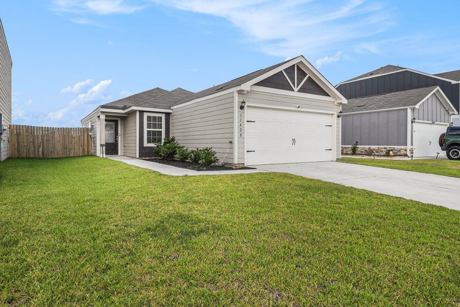 Exterior details and patio area of a home in Park Vista at El Tesoro, Houston (Image 2).