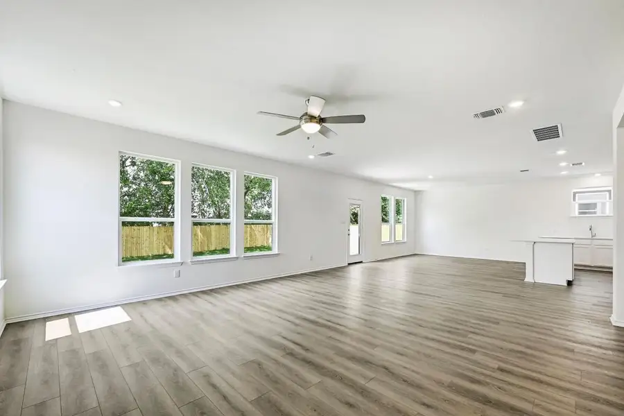Spacious, unfurnished interior of a new home in Hidden Trails, Belton (Image 5).