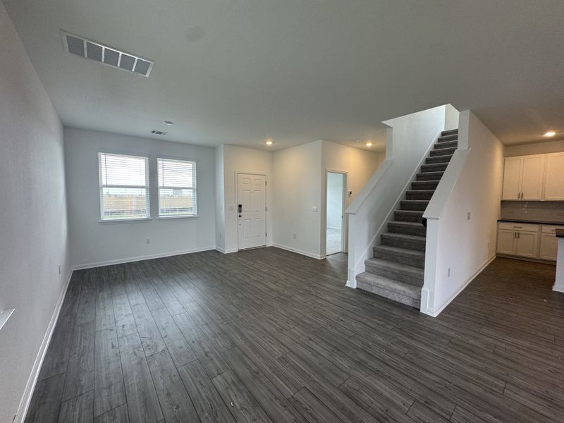 Spacious, unfurnished interior of a new home in Longview 40s - Alley, Del Valle (Image 5).