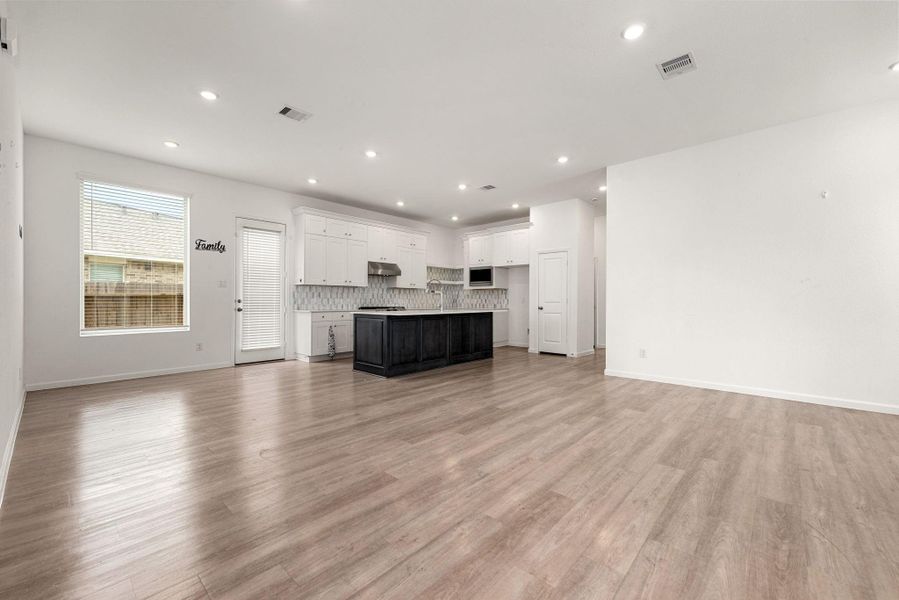 Spacious, unfurnished interior of a new home in Sunterra, Katy (Image 32).