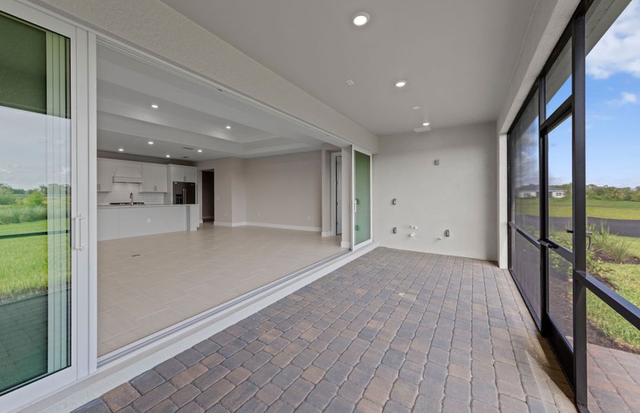 Spacious lanai with serene views Spacious lanai with serene views