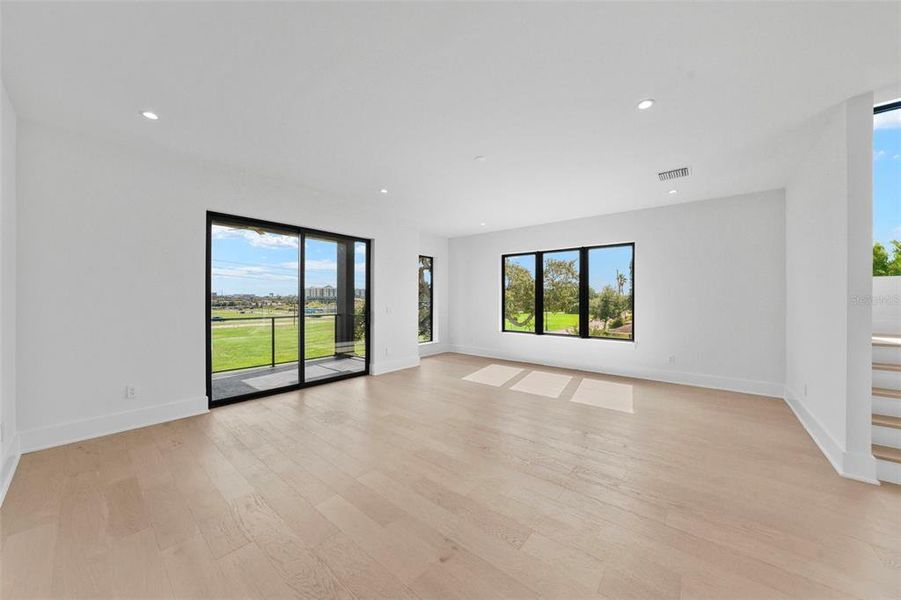 Spacious, unfurnished interior of a new home in , Tampa (Image 30).