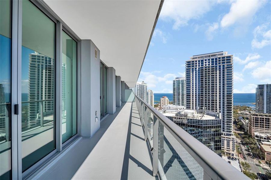 Condo located in St. Petersburg, FL showcasing its design and architecture (Image 32).
