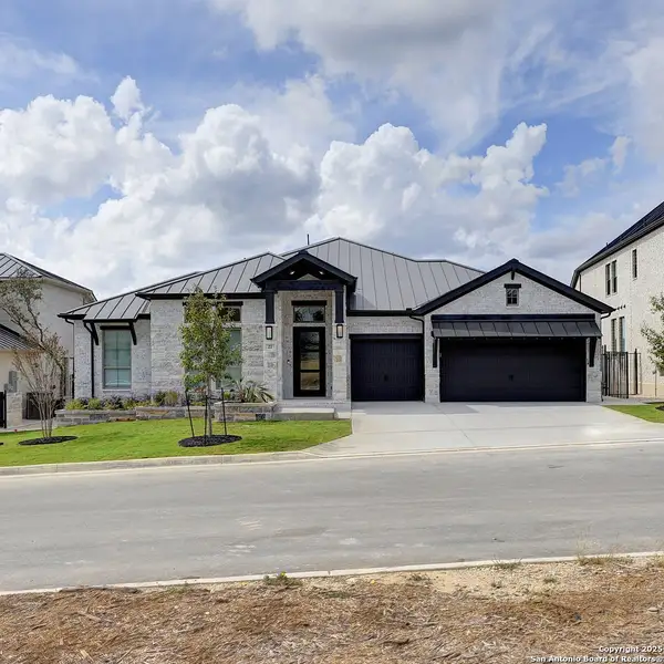 Exterior details and patio area of a home in The Dominion 70', San Antonio (Image 2).