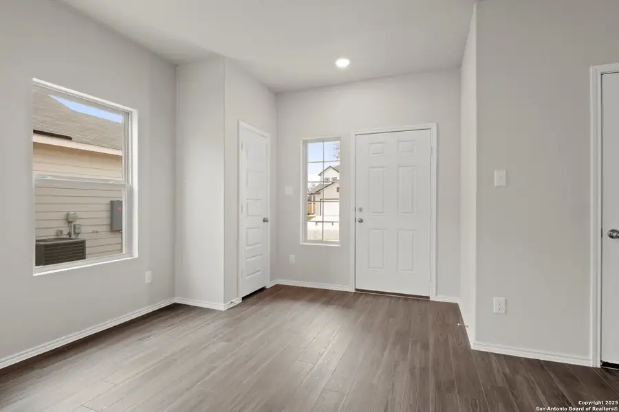 Spacious, unfurnished interior of a new home in Somerset Trails, San Antonio (Image 8). Spacious, unfurnished interior of a new home in Somerset Trails, San Antonio (Image 8).